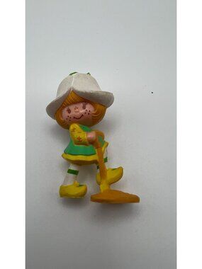 1983 AGC Strawberry Shortcake Mint Tulip Figurine With Shovel Vintage Collectibl